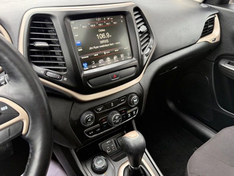 Used 2017 Jeep Cherokee Latitude w/ Comfort/Convenience Group image 25
