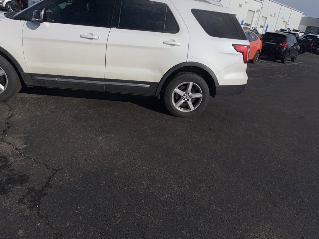 Used 2016 Ford Explorer XLT image 2