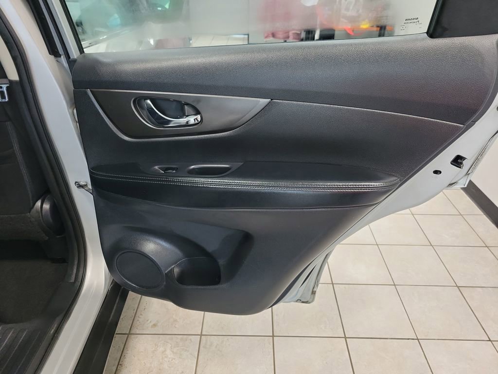 Used 2015 Nissan Rogue S image 19