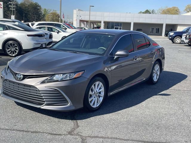 Used 2021 Toyota Camry LE image 3