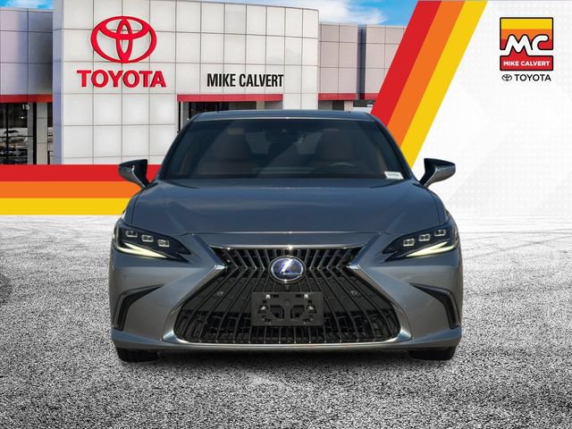 Used 2022 Lexus ES 300h Ultra Luxury w/ Accessory Package 2 FWD image 2