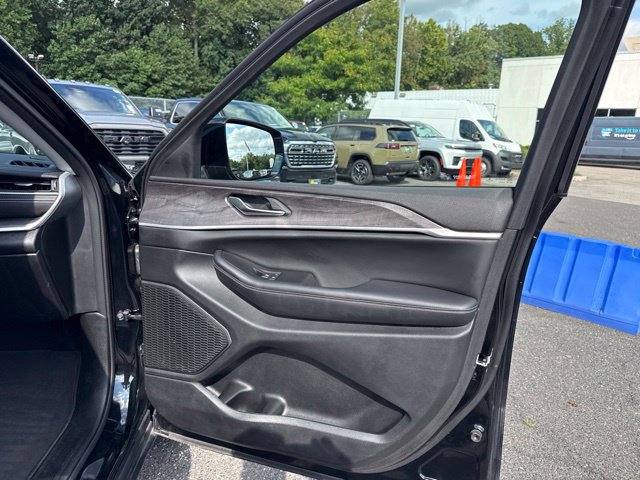 Used 2023 Jeep Grand Cherokee Limited AWD/4WD image 28