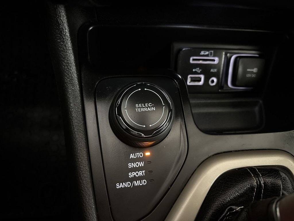 Used 2017 Jeep Cherokee Latitude w/ Cold Weather Group image 44