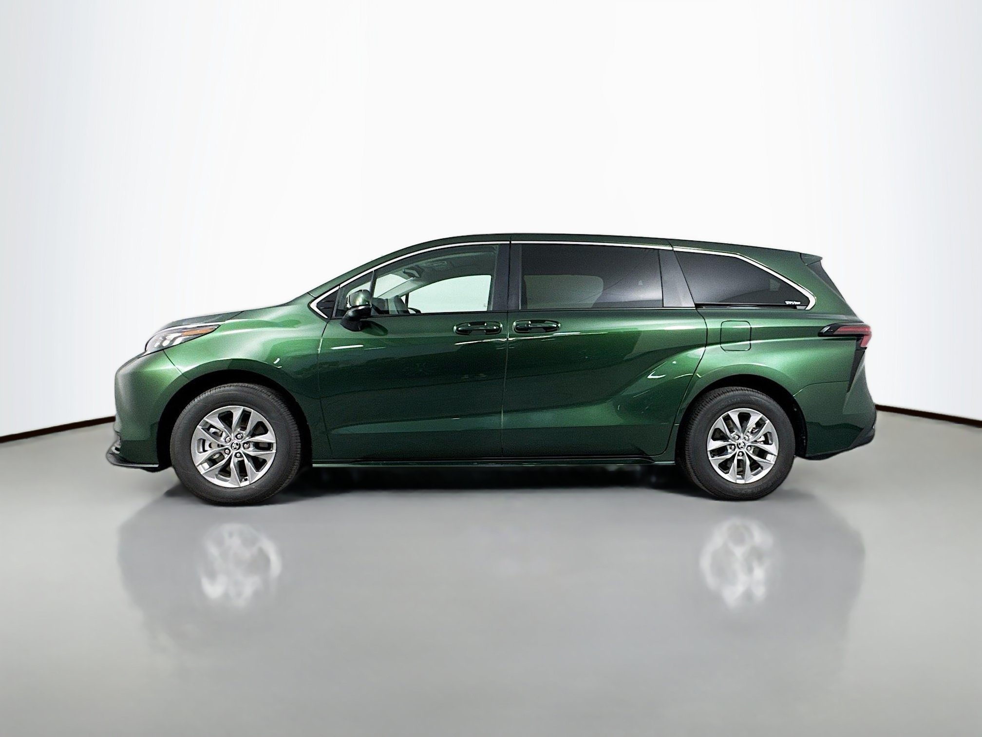 Certified 2026 Toyota Sienna LE FWD image 4