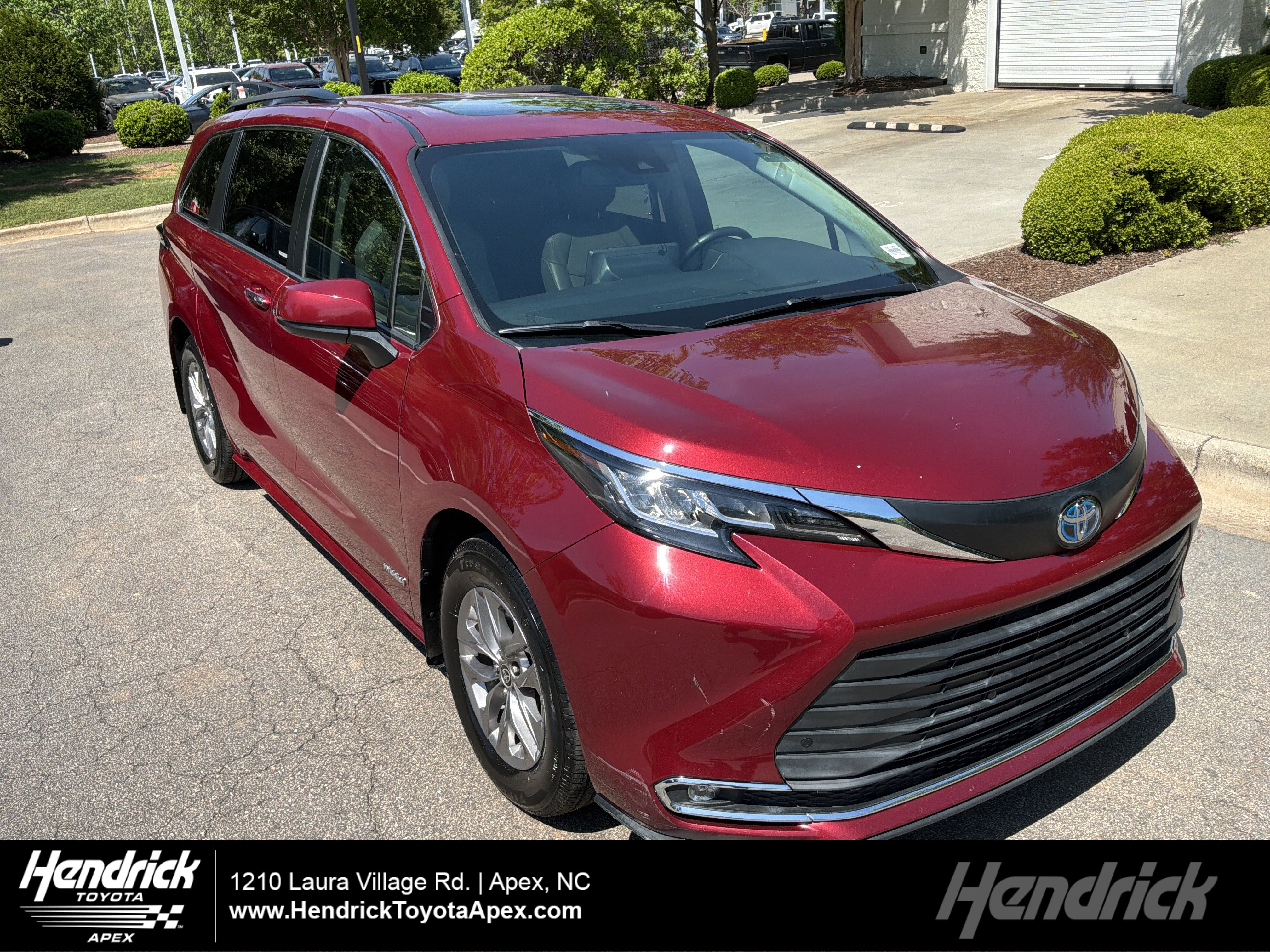 Used 2021 Toyota Sienna XLE image 1