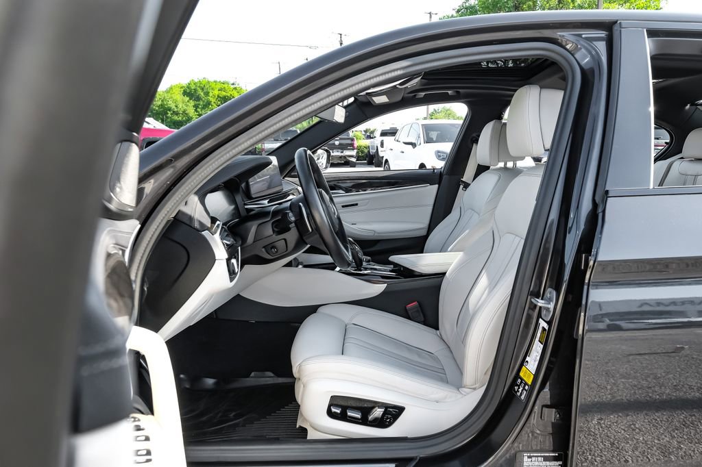 Used 2023 BMW M550i xDrive w/ Dynamic Handling Package AWD/4WD image 32