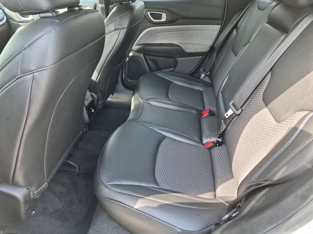 Used 2025 Jeep Compass Latitude w/ Sun & Sound Group AWD/4WD image 27