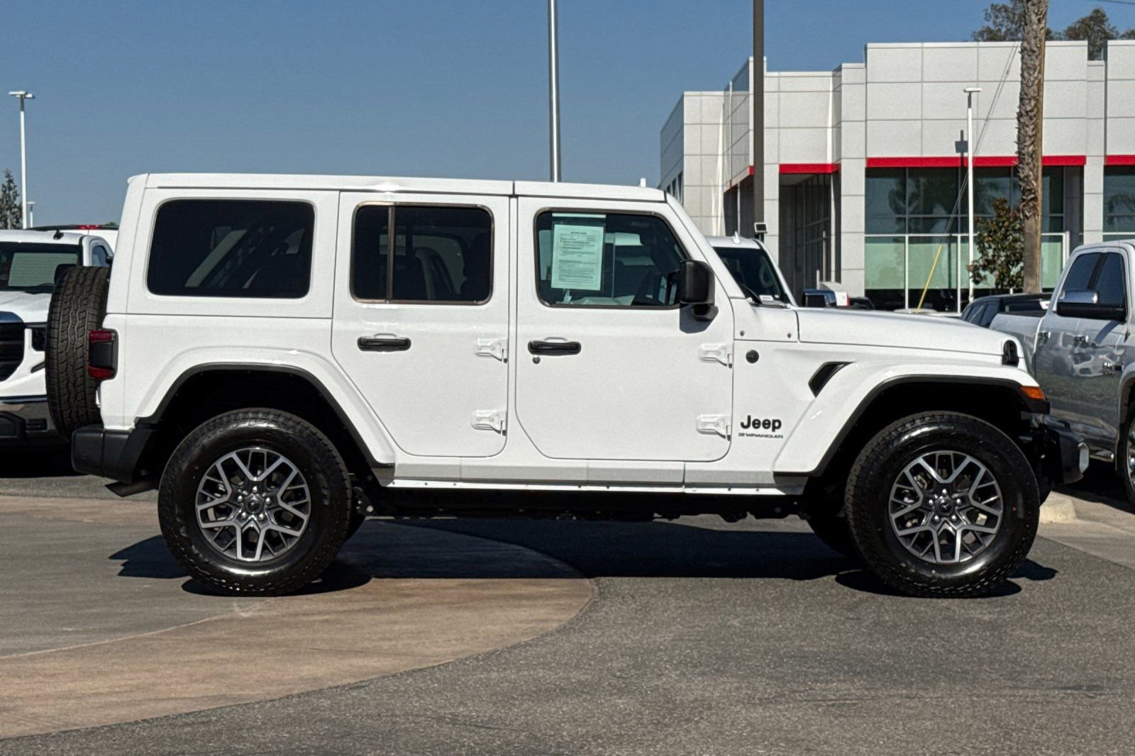Used 2025 Jeep Wrangler Unlimited Sahara AWD/4WD image 3