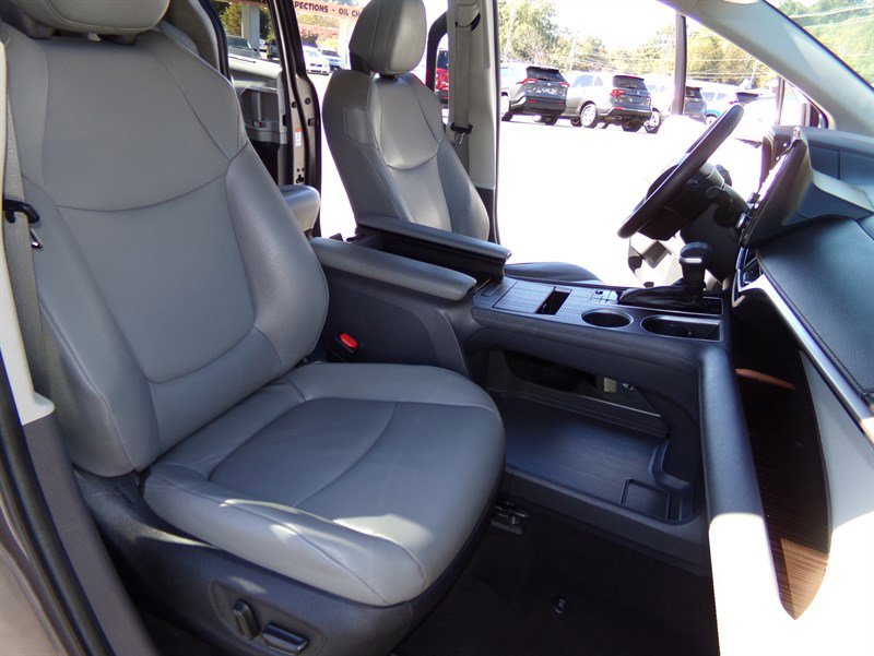 Used 2022 Toyota Sienna XLE image 8