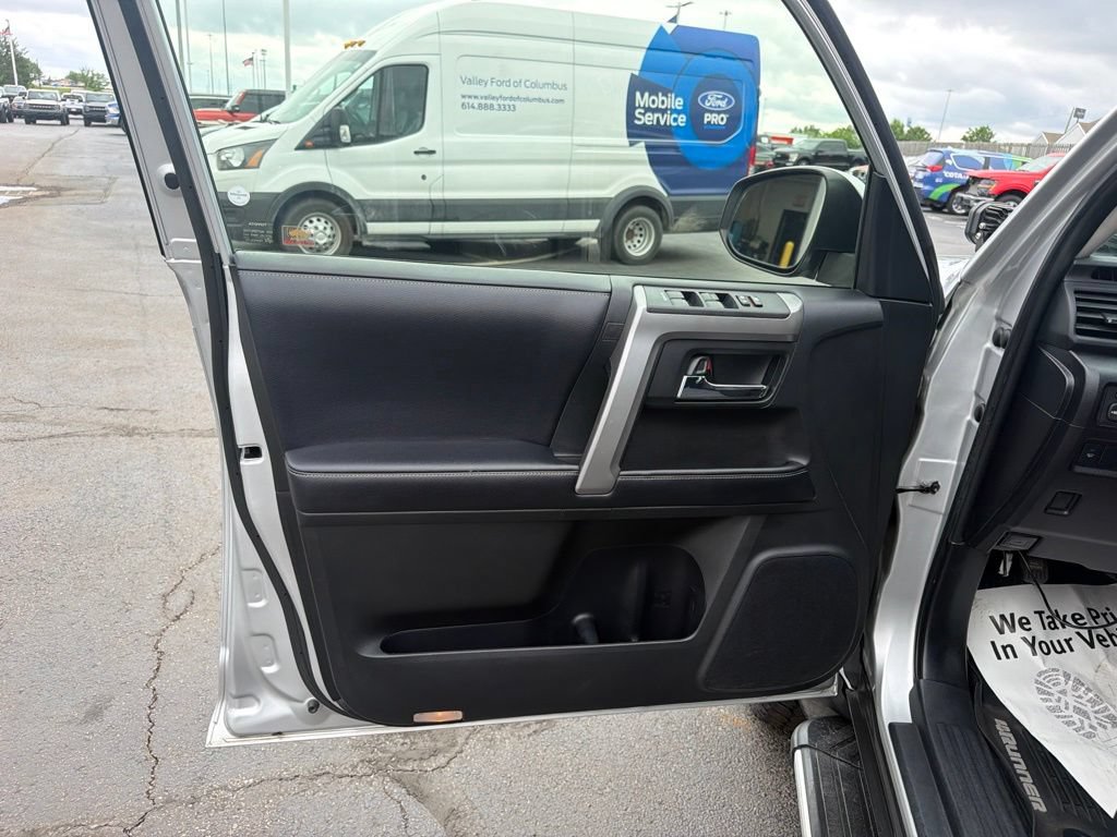 Used 2018 Toyota 4Runner SR5 AWD/4WD image 18