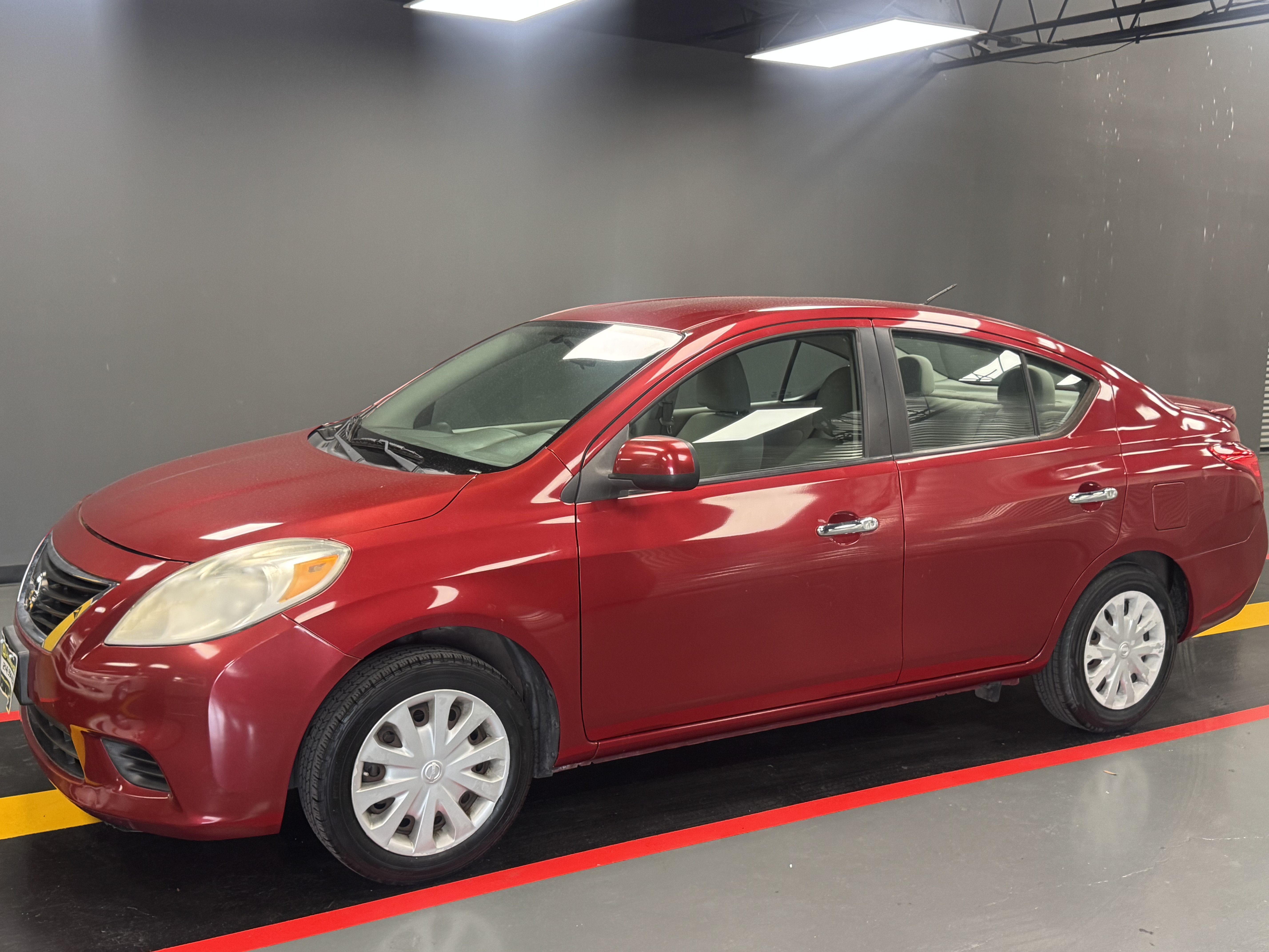 Used 2013 Nissan Versa SV FWD image 2