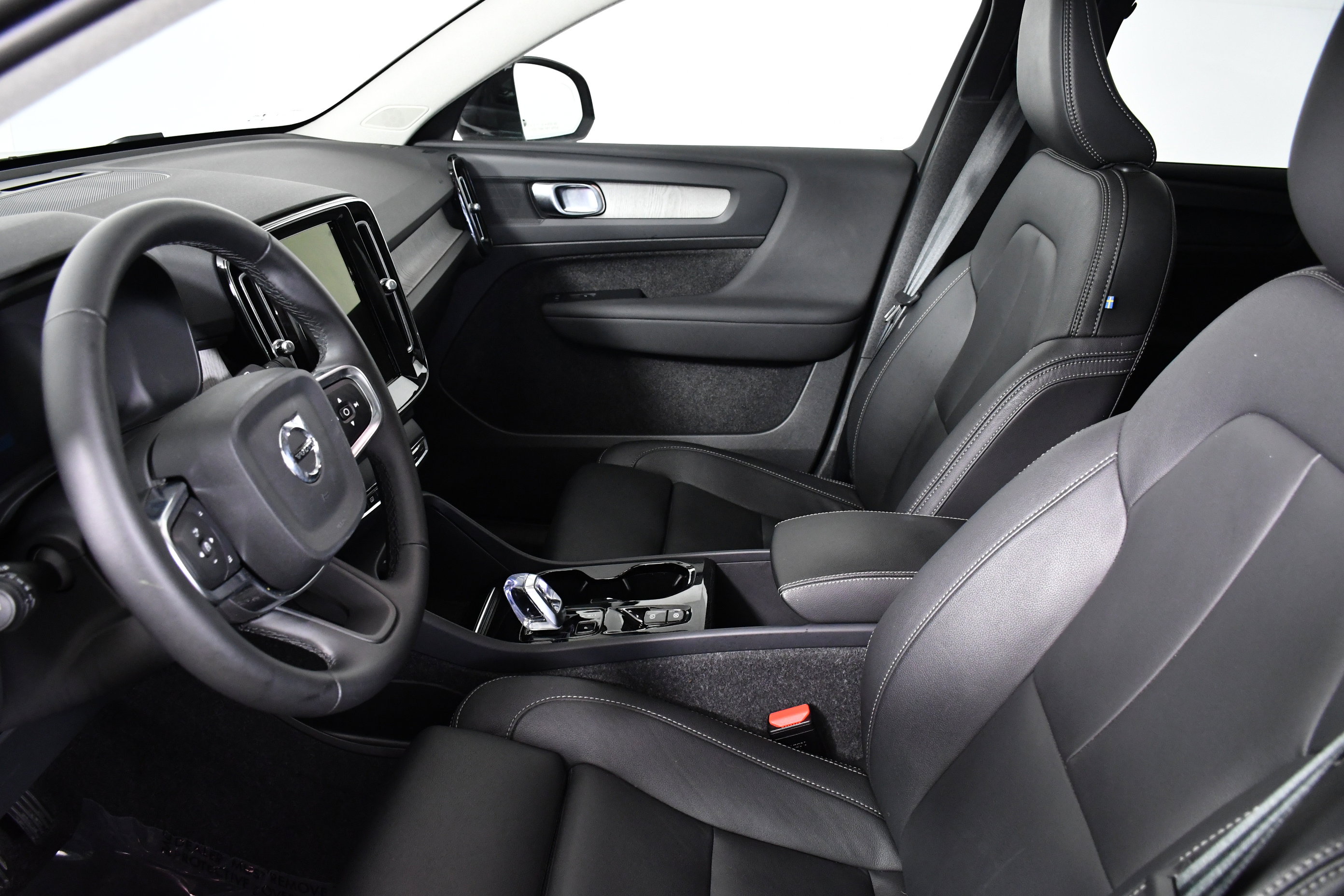 Used 2025 Volvo XC40 B5 Plus image 19
