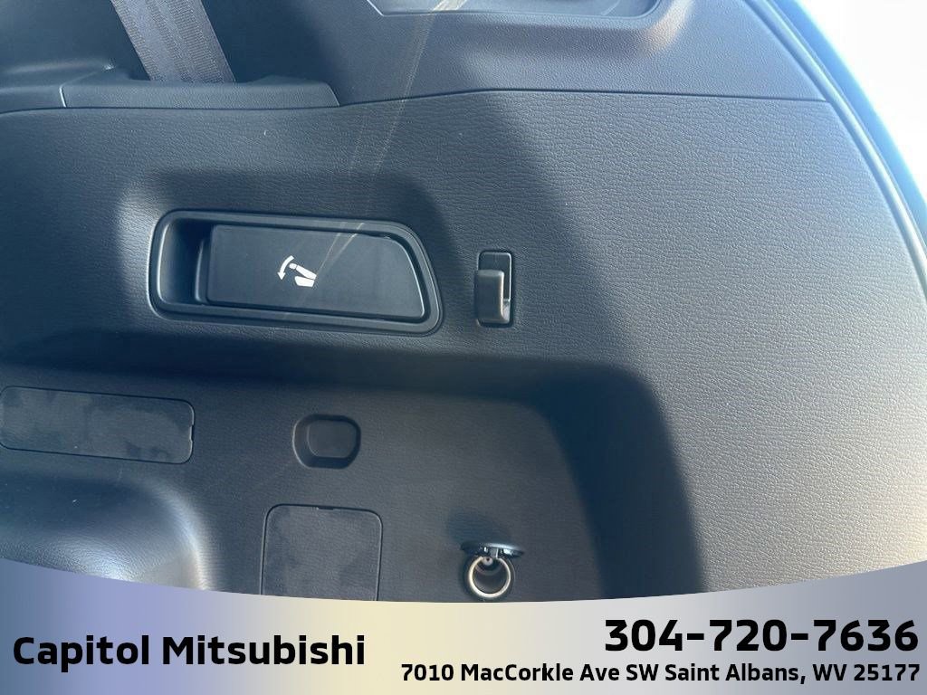 New 2025 Mitsubishi Outlander SE image 17