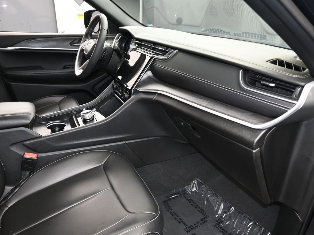 Used 2024 Jeep Grand Cherokee L Limited w/ Black Appearance Package image 45