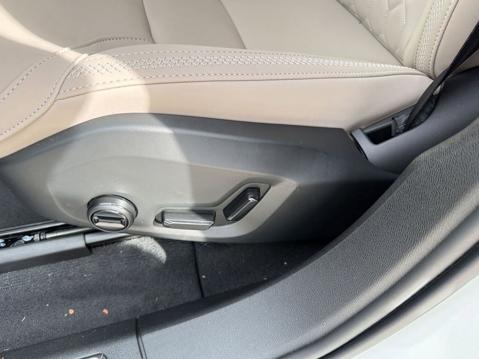 New 2026 Volvo XC60 B5 Plus w/ Protection Package Premier image 13