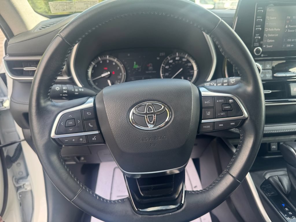 Used 2021 Toyota Highlander XLE AWD/4WD image 14