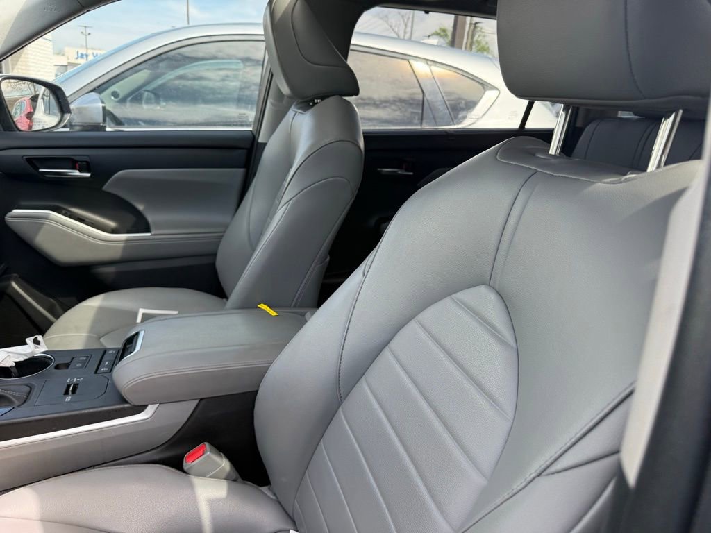 Used 2022 Toyota Highlander XLE FWD image 9