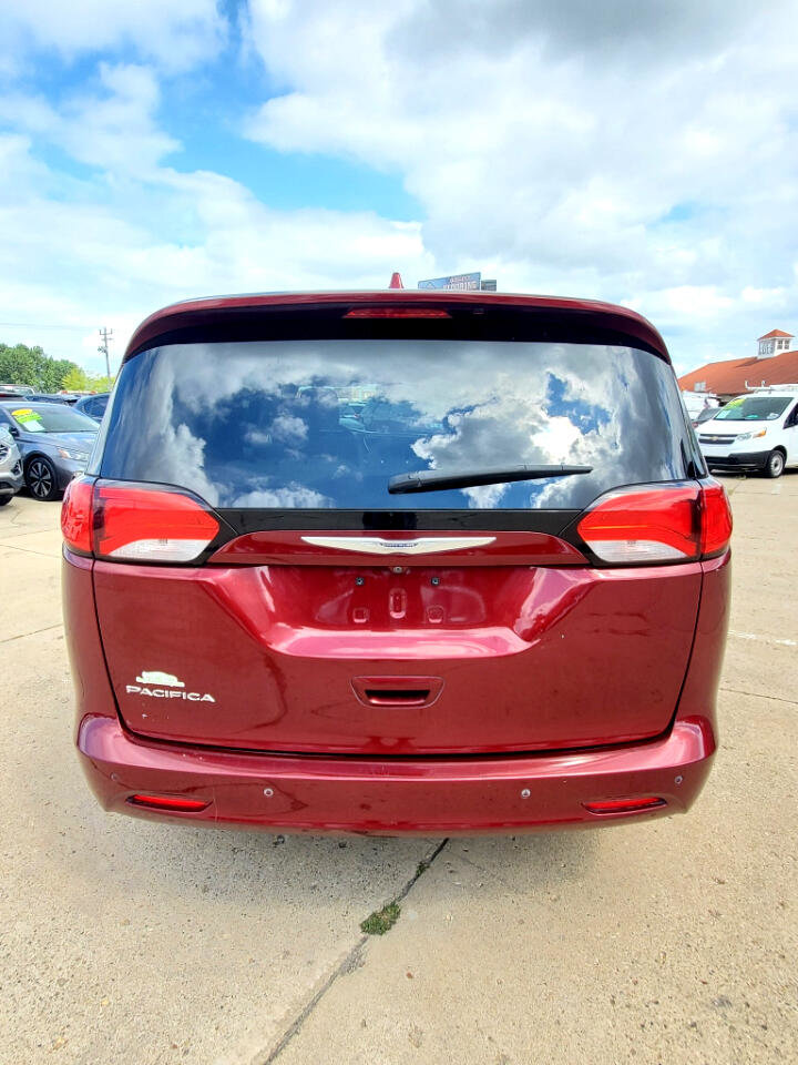Used 2017 Chrysler Pacifica Touring image 8