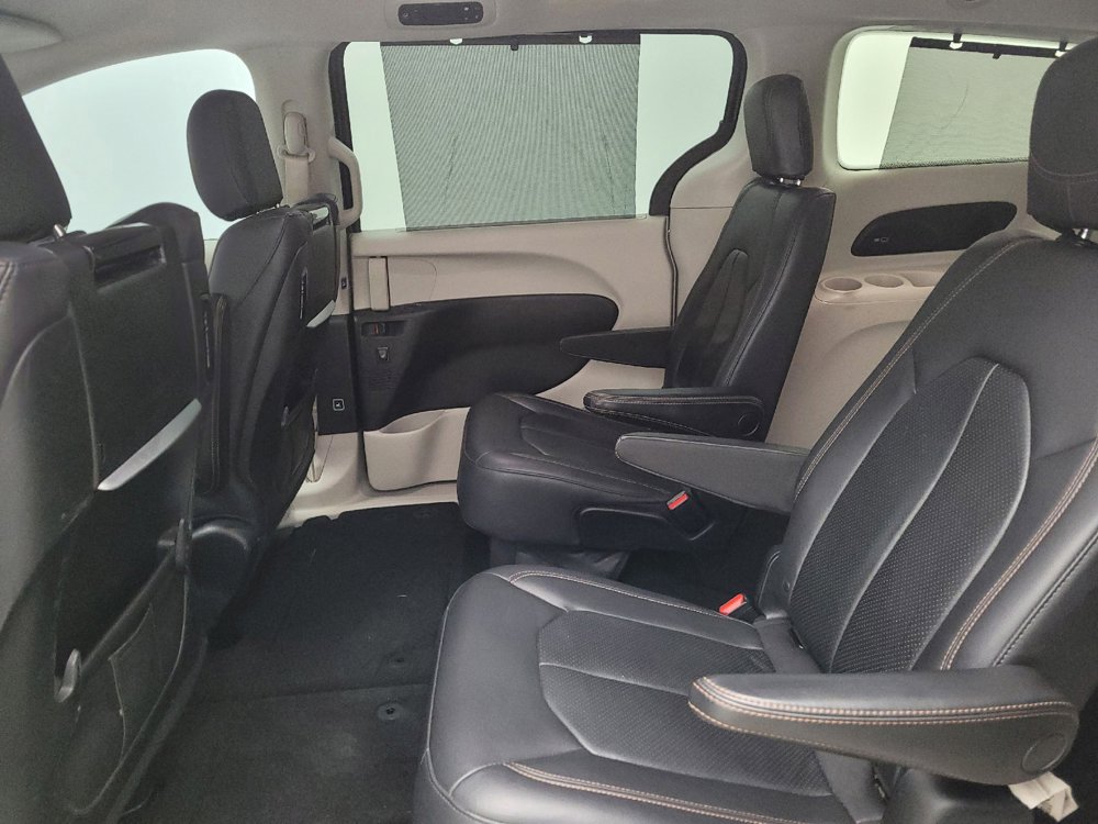 Used 2017 Chrysler Pacifica Touring-L Plus FWD image 18