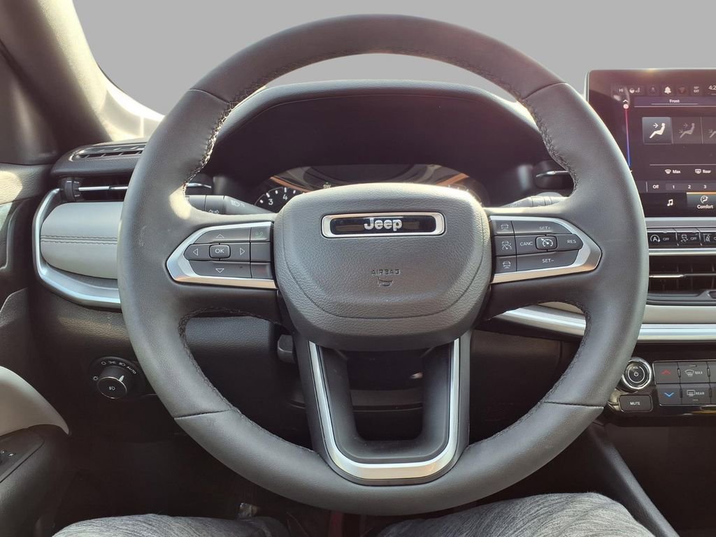 Used 2025 Jeep Compass Limited image 15