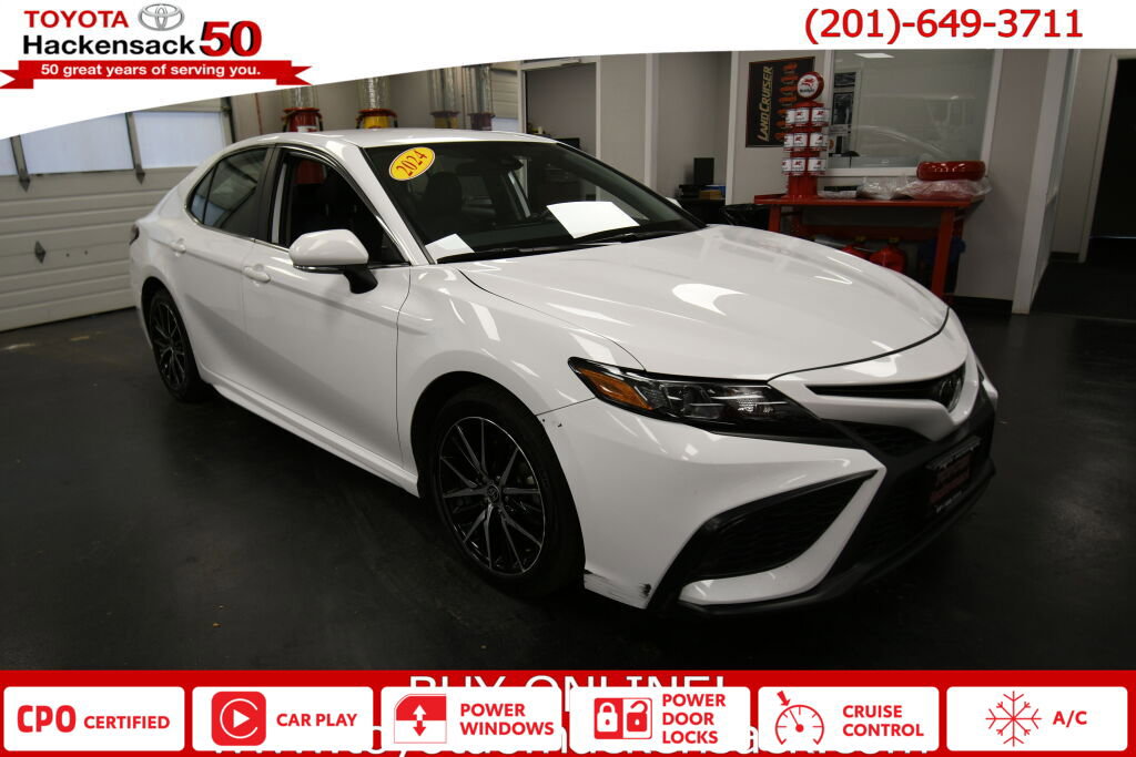 Certified 2024 Toyota Camry SE image 1