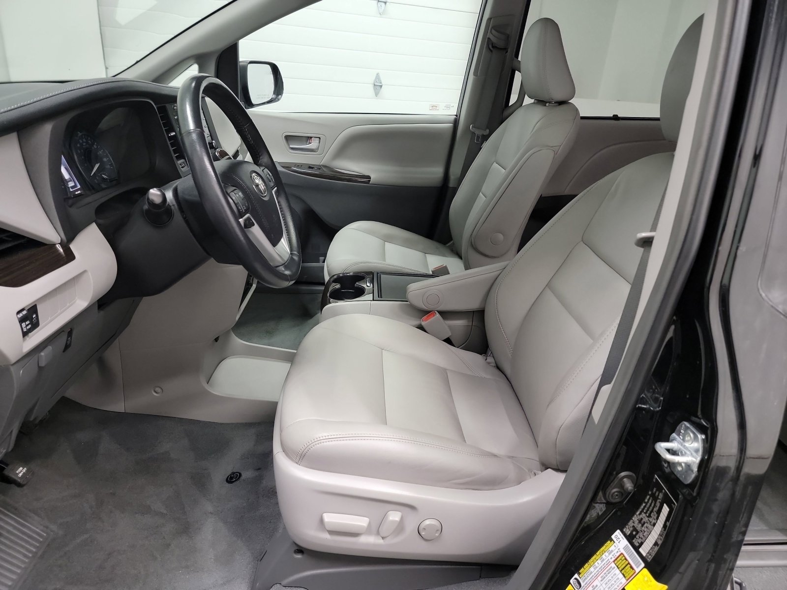 Used 2019 Toyota Sienna XLE image 12