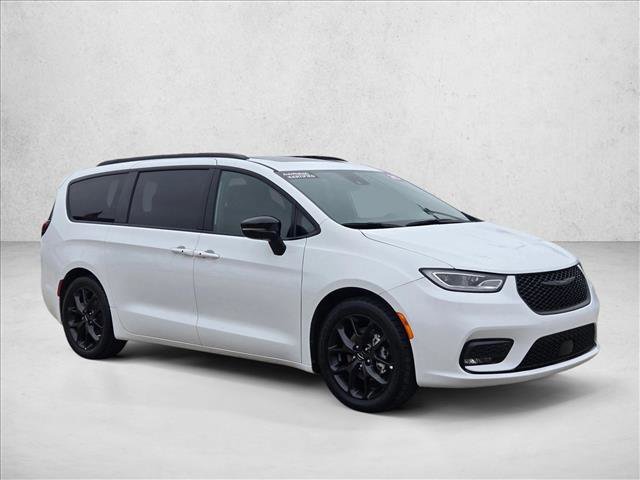 Used 2025 Chrysler Pacifica Limited video 3