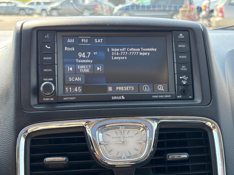 Used 2016 Chrysler Town & Country Touring-L image 21