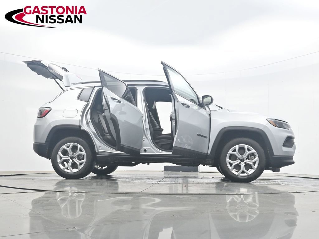 Used 2025 Jeep Compass Latitude AWD/4WD image 43