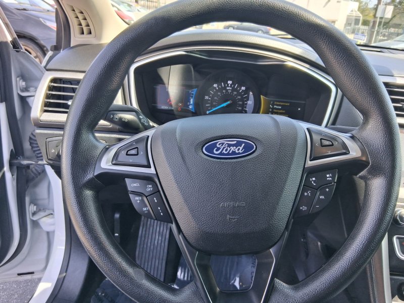 Used 2019 Ford Fusion SE FWD image 13