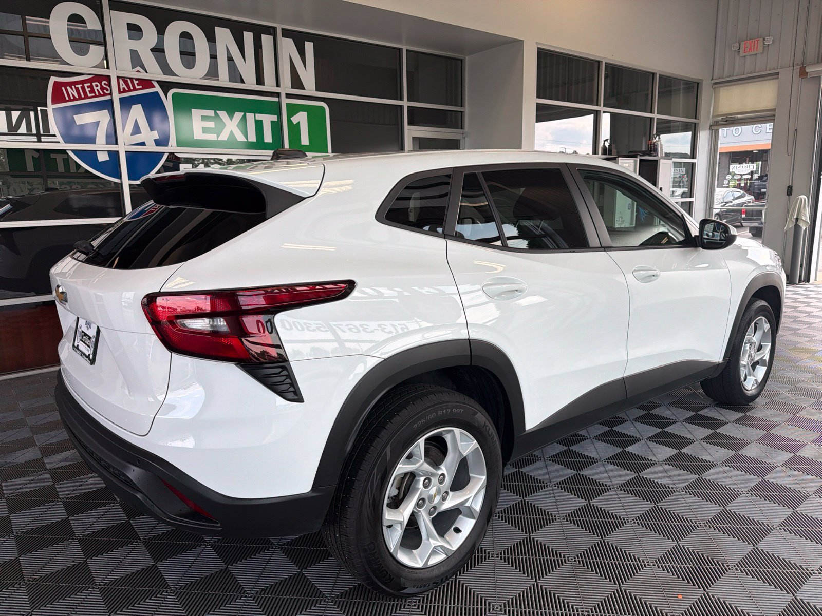 Used 2024 Chevrolet Trax LS w/ LS Convenience Package FWD image 6