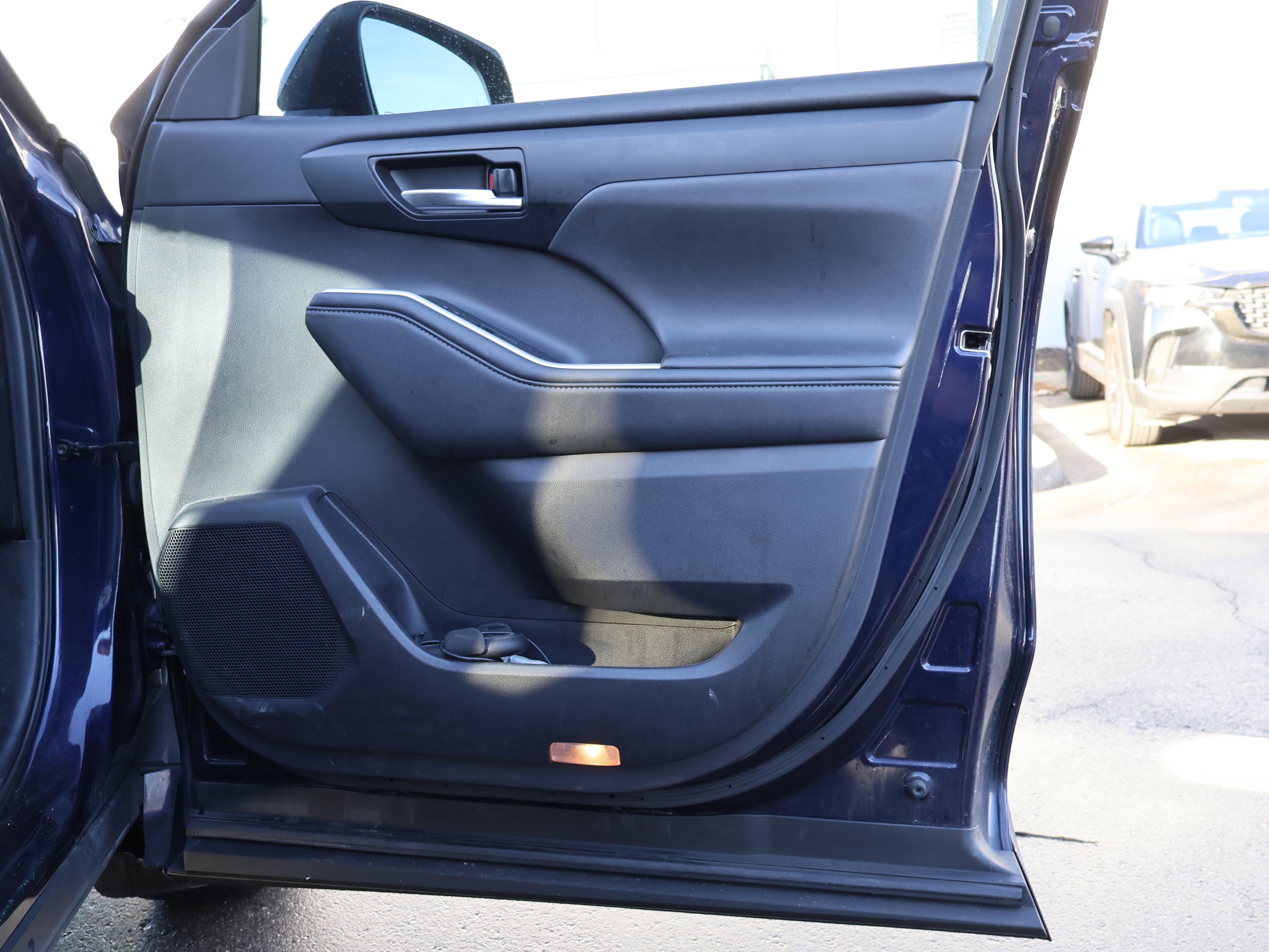 Used 2020 Toyota Highlander XLE image 9