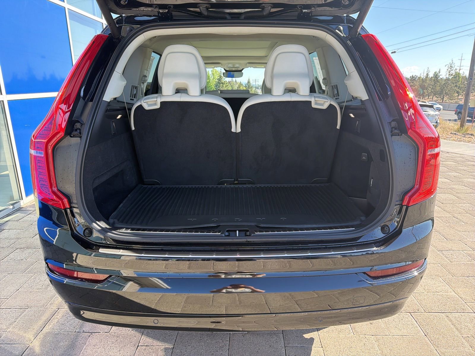 Used 2023 Volvo XC90 B5 Core w/ Protection Package Premier AWD/4WD image 9
