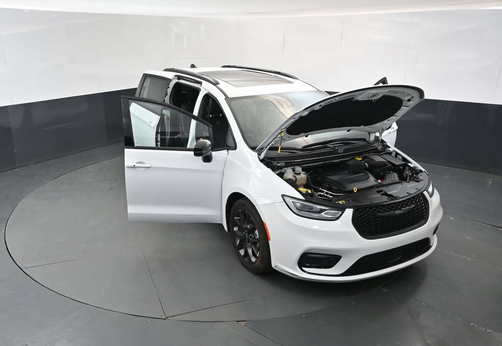 Used 2025 Chrysler Pacifica Limited FWD image 17