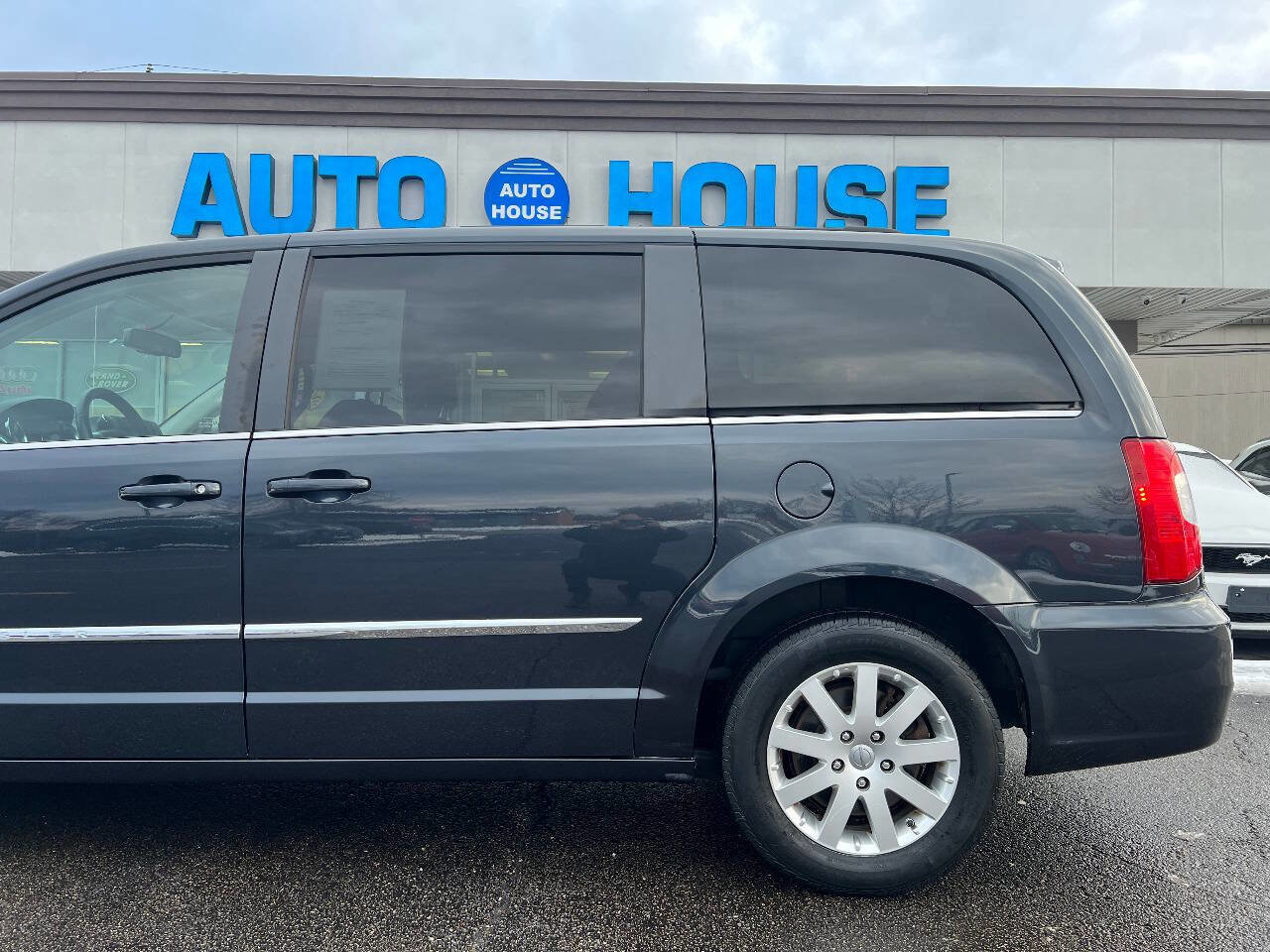 Used 2014 Chrysler Town & Country Touring image 40