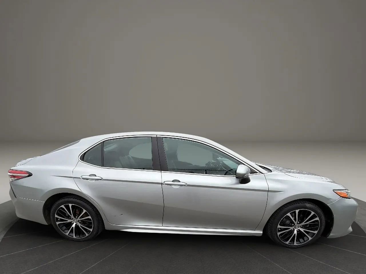 Used 2019 Toyota Camry SE FWD image 4