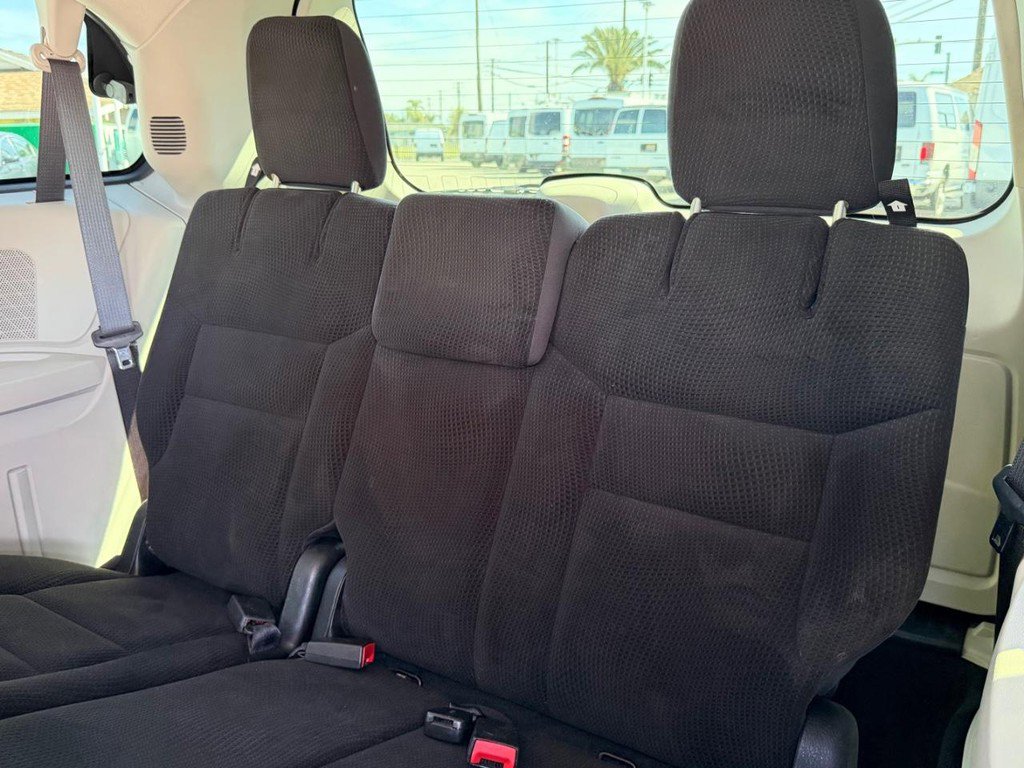 Used 2018 Dodge Grand Caravan SE w/ UConnect Hands-Free Group image 40