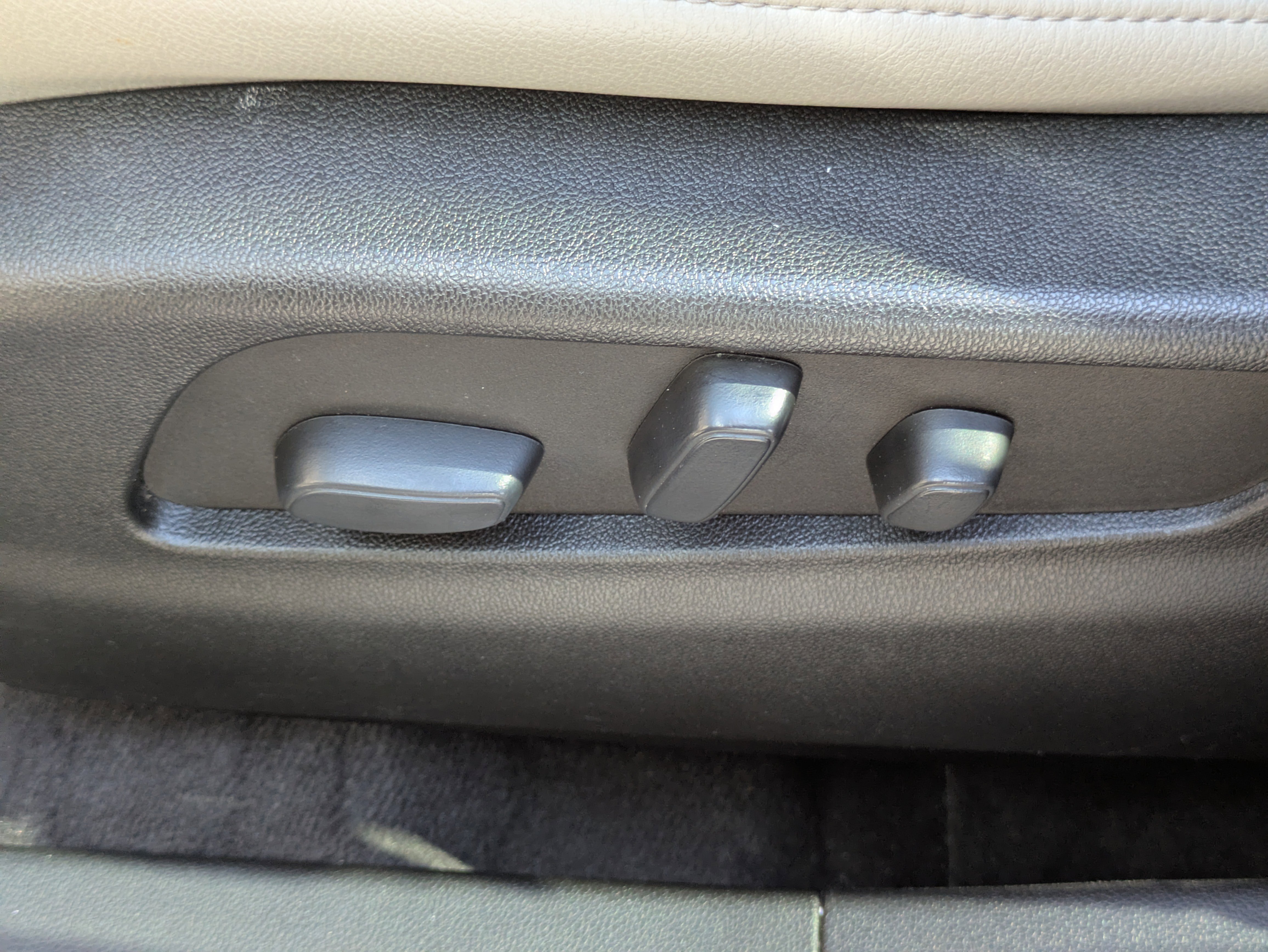 Used 2023 Cadillac XT4 Luxury w/ Cold Weather Package image 13