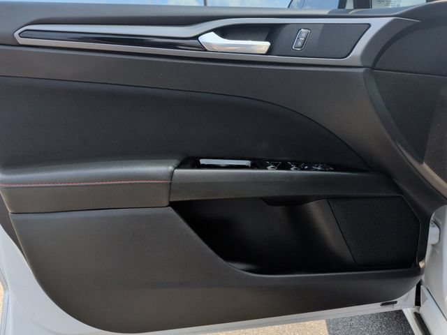 Used 2016 Ford Fusion SE FWD image 12