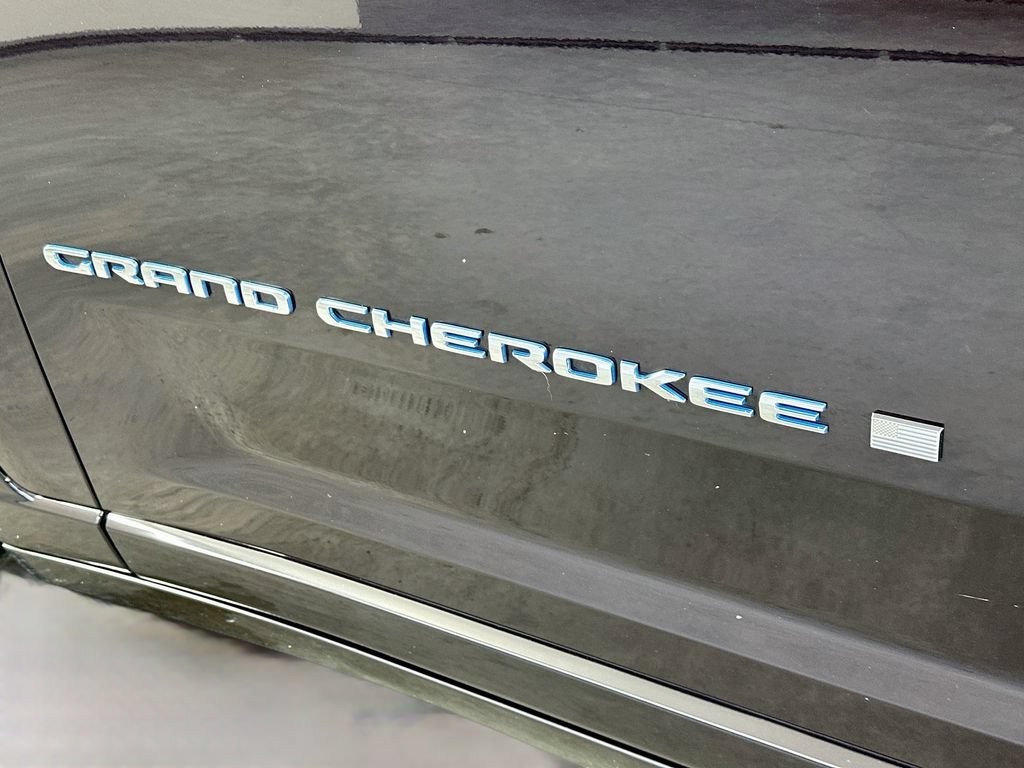 Used 2022 Jeep Grand Cherokee Overland AWD/4WD image 28