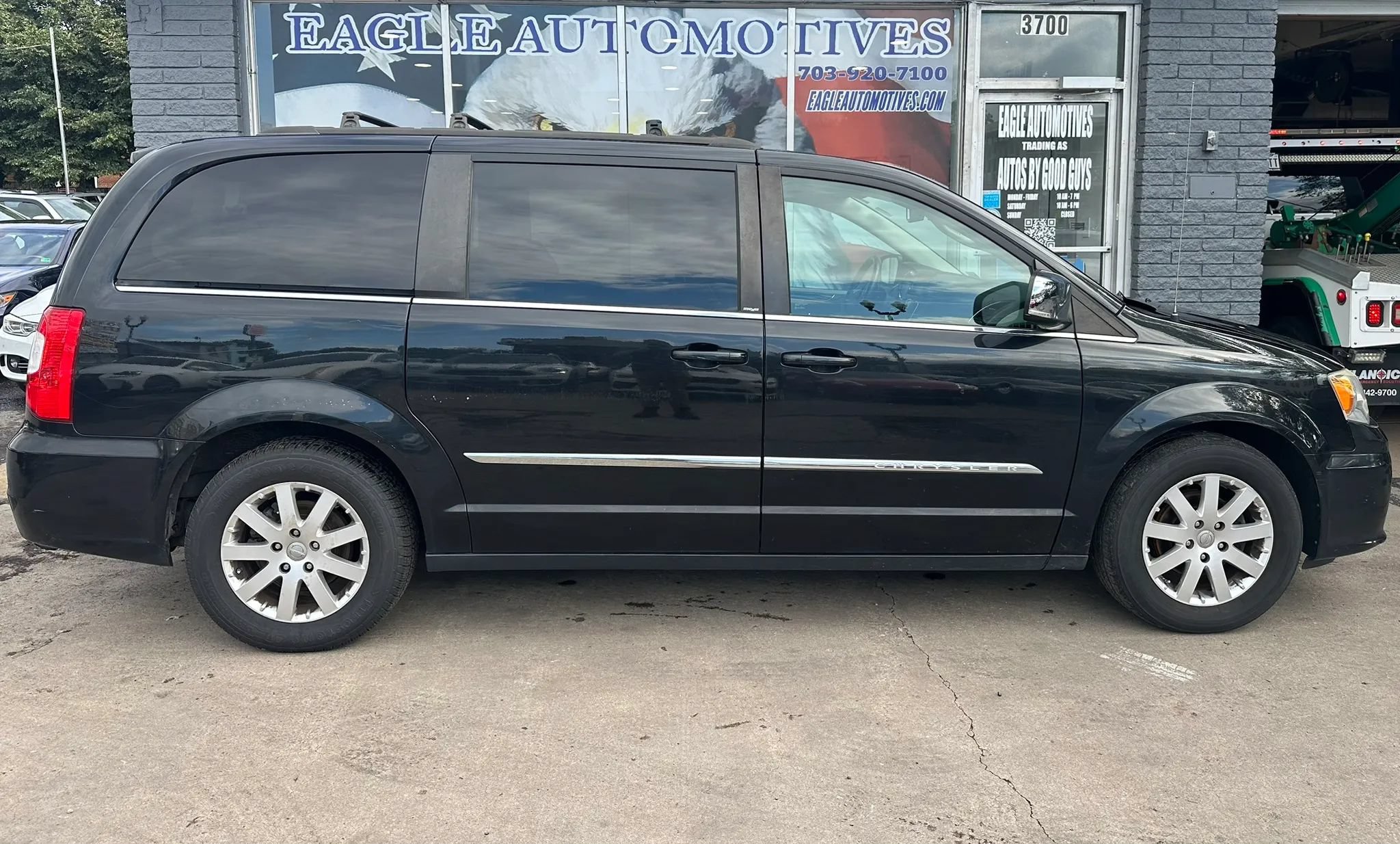 Used 2011 Chrysler Town & Country Touring-L w/ Driver Convenience Group FWD image 2