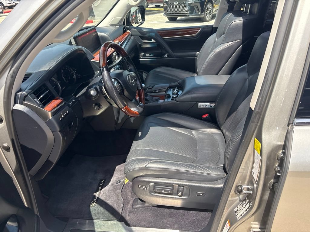 Used 2016 Lexus LX 570 4WD w/ Luxury Package image 17