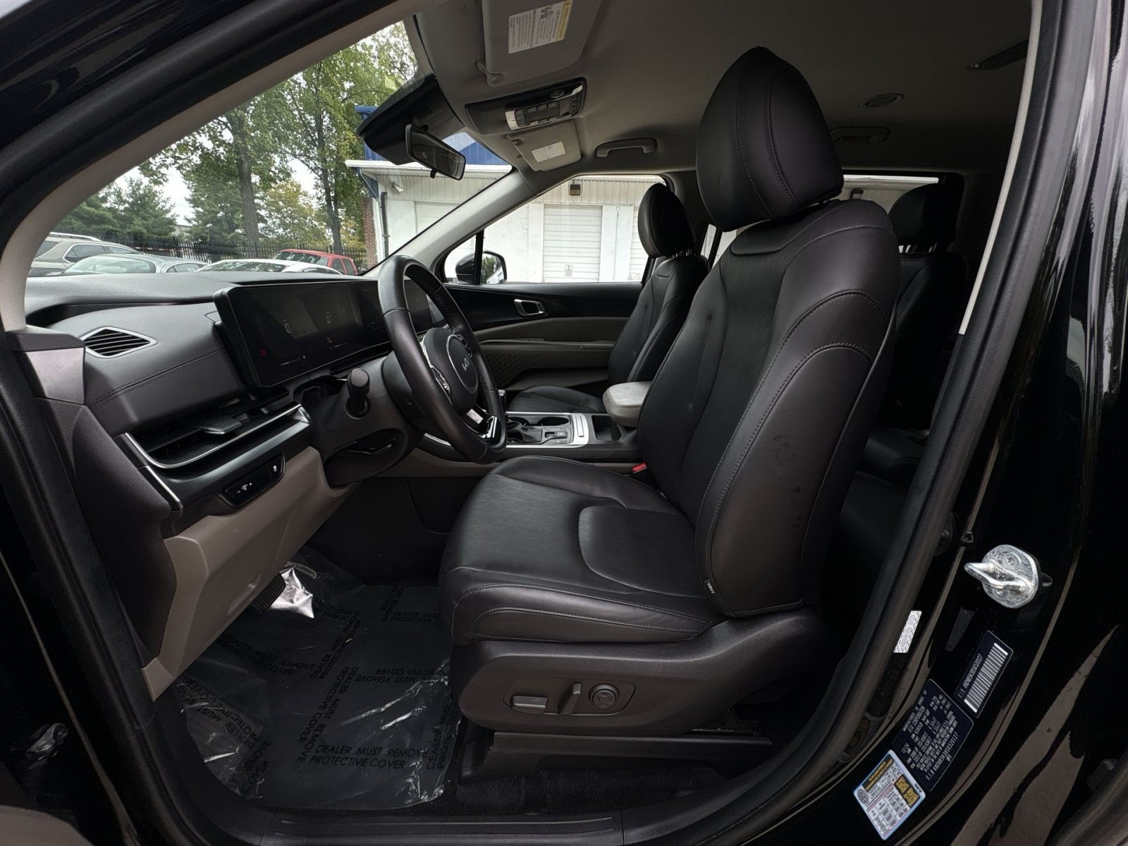 Used 2025 Kia Carnival FWD image 17