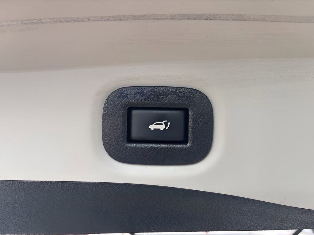 Used 2016 Nissan Rogue SV w/ SV Premium Package image 16