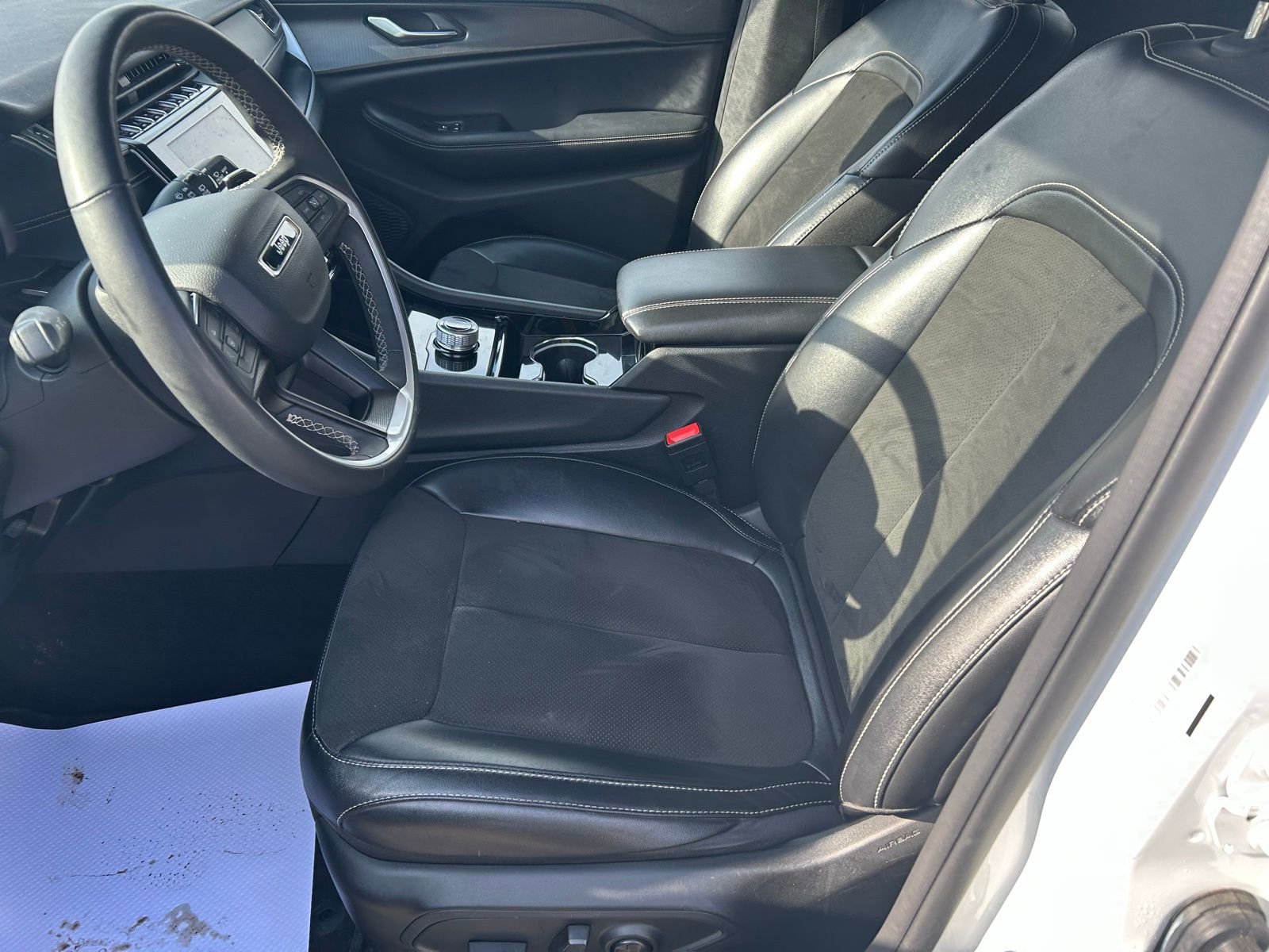 Used 2023 Jeep Grand Cherokee L Laredo image 12