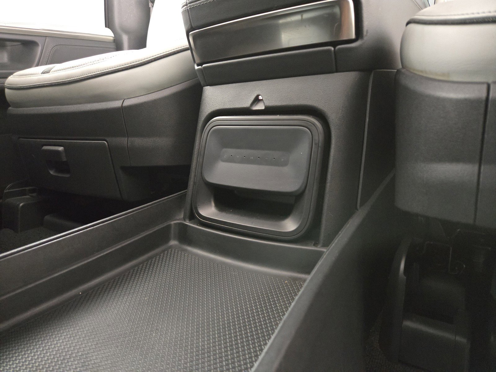 Used 2024 Rivian R1S Adventure AWD/4WD image 33