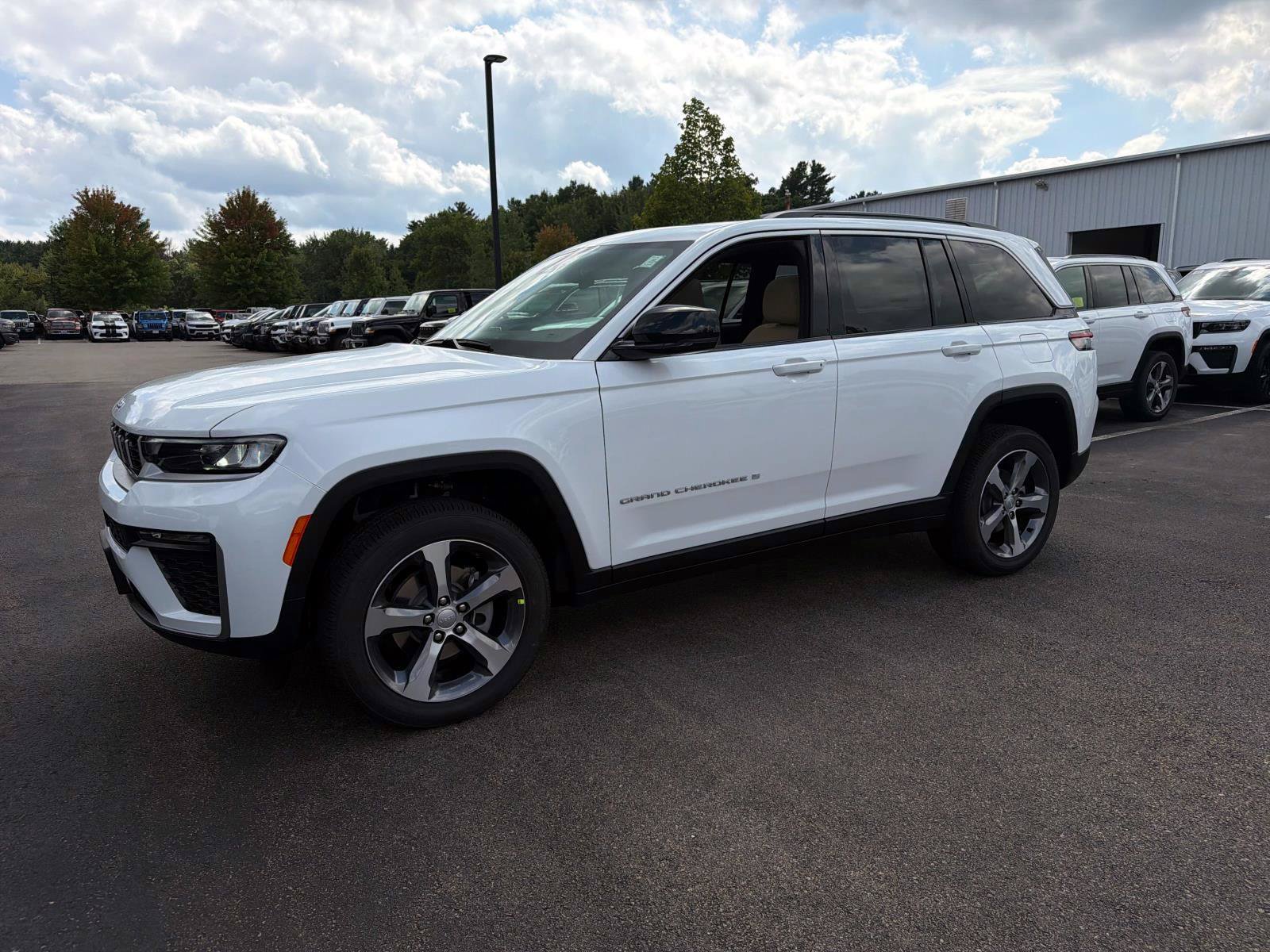 New 2026 Jeep Grand Cherokee Limited AWD/4WD image 4