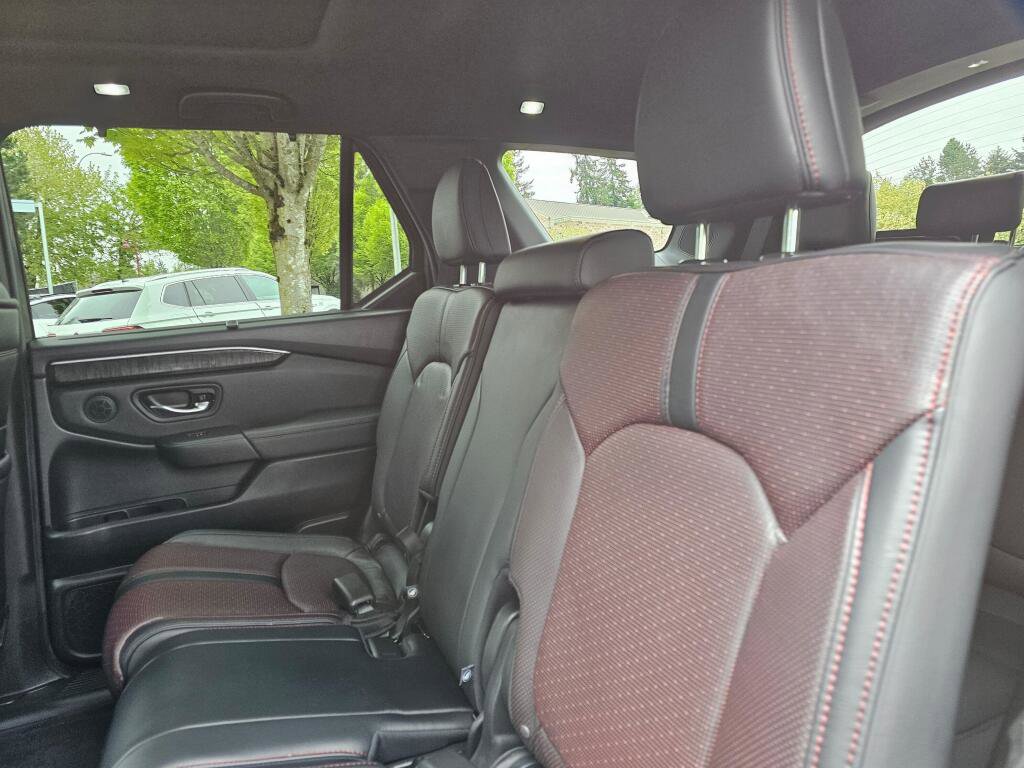 Used 2025 Honda Pilot Black Edition image 18