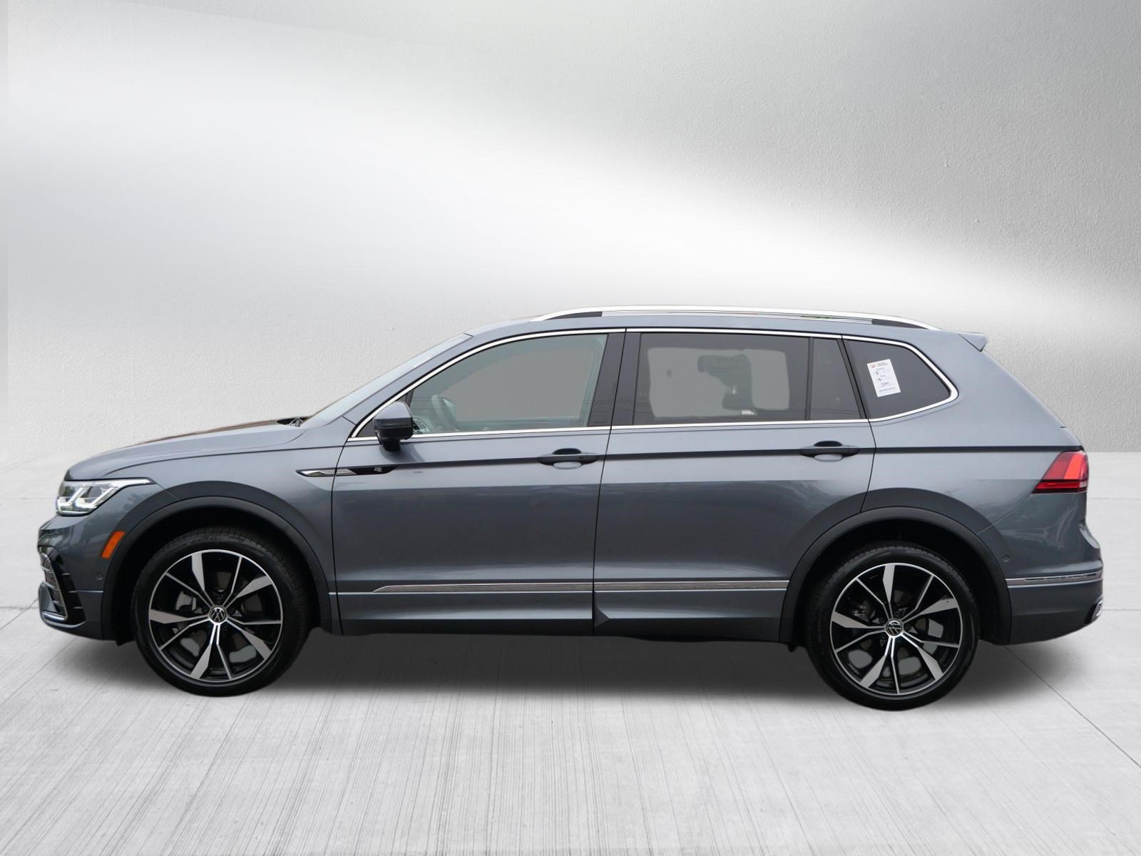 Certified 2024 Volkswagen Tiguan SEL R-Line AWD/4WD image 4
