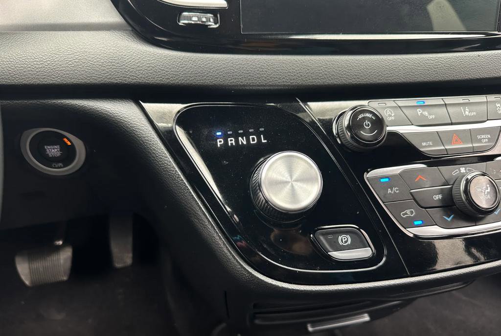 Used 2025 Chrysler Pacifica Select image 8
